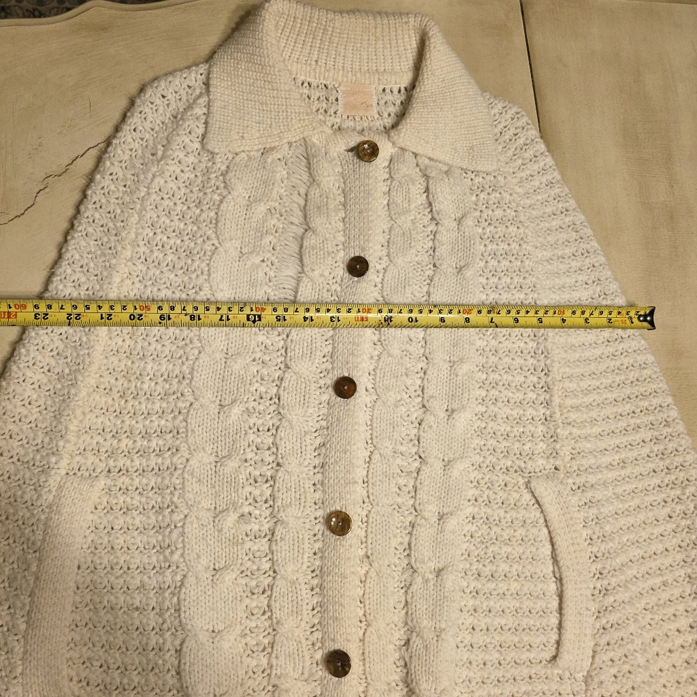 ✨ VINTAGE 70s Boho Cream Cable Knit Fringe Cape – Arm Openings – Cozy! - Picture 9 of 16